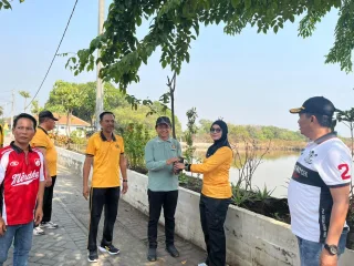 Program SAS (Sidoarjo Asri Sejuk) Kapolsek Sedati Bagikan Bibit Pohon Buah di Desa Banjar Kemuning 