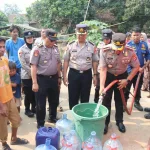 Kapolresta Tangerang Pimpin Pendistribusian Bantuan Ribuan Liter Air Bersih ke Sindang Jaya