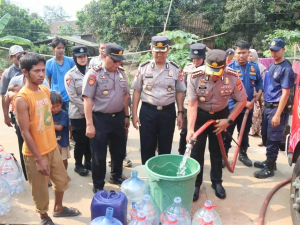 Kapolresta Tangerang Pimpin Pendistribusian Bantuan Ribuan Liter Air Bersih ke Sindang Jaya
